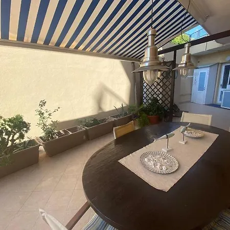 Casa Nicla: Trilocale A 150mt Dal Mare Con Ampio Terrazzo Appartamento Alassio